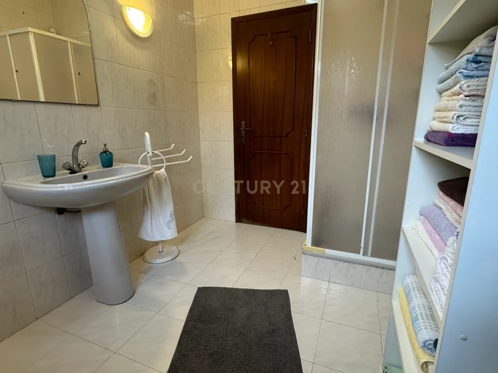 Espetacular Moradia T4 com Jardim e Vista Campestre em Alenquer - Image 28