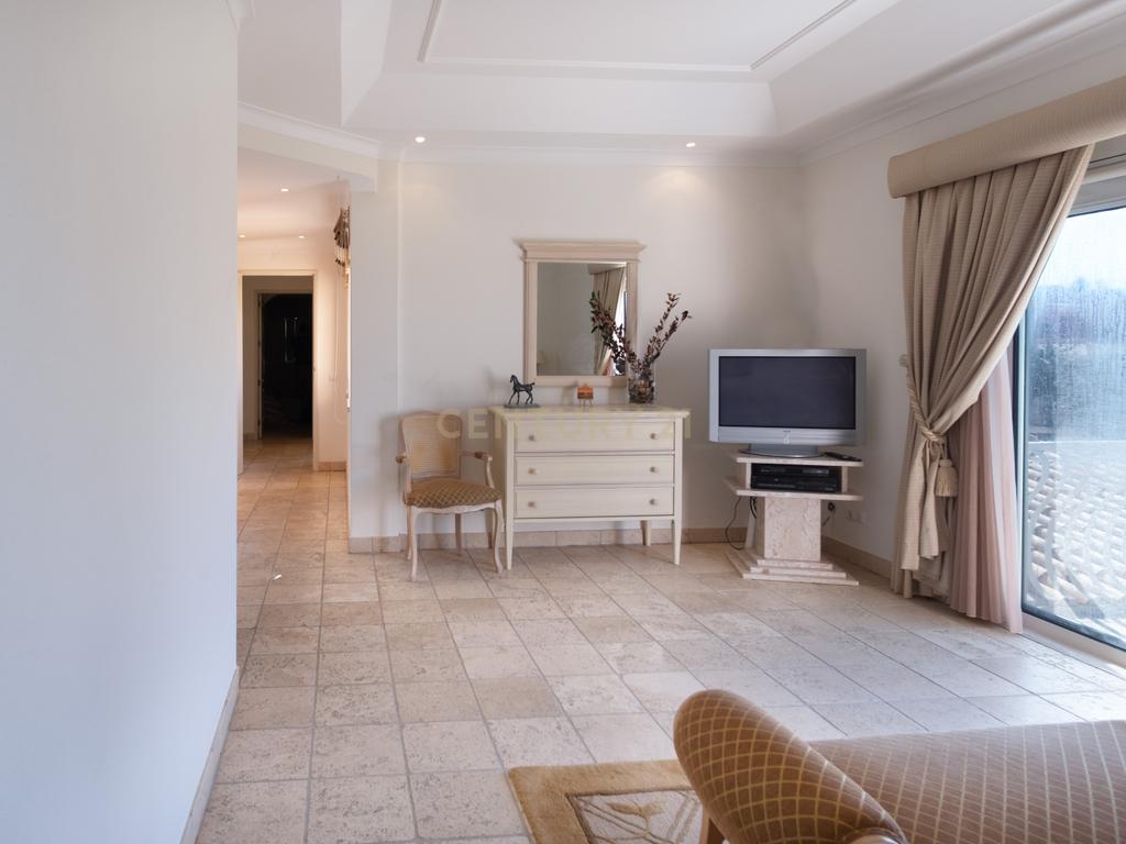 Moradia T5 com Piscina e Jardim em Lagoa, Faro - Image 15