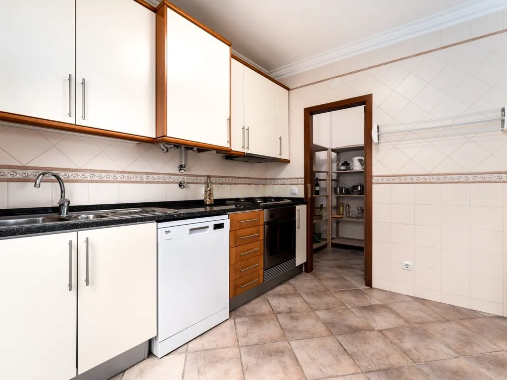 Apartamento T1 Central no centro Histórico da Vila Ericeira - Image 10