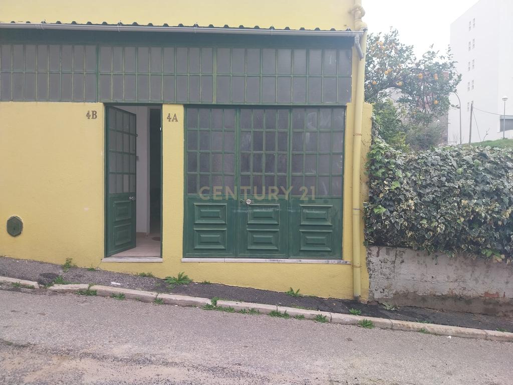Loja R/ch inserida dum prédio de habitações de 1º e 2º andares. - Image 19