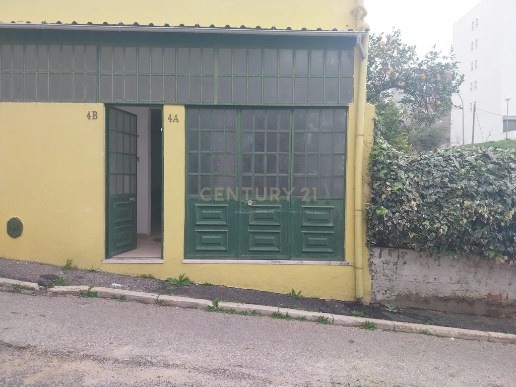 Loja R/ch inserida dum prédio de habitações de 1º e 2º andares. - Image 19