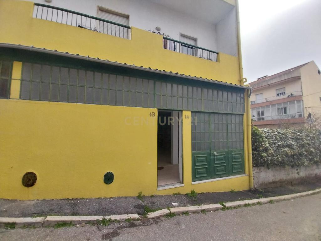 Loja R/ch inserida dum prédio de habitações de 1º e 2º andares. - Image 18