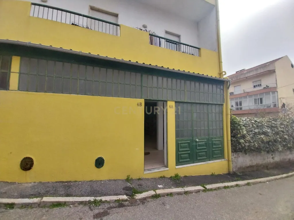 Loja R/ch inserida dum prédio de habitações de 1º e 2º andares. - Image 18