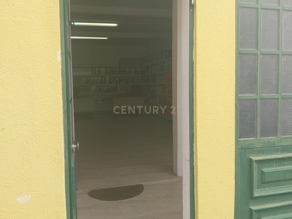 Loja R/ch inserida dum prédio de habitações de 1º e 2º andares. - Image 20