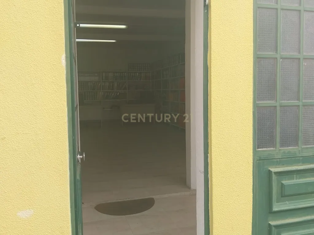 Loja R/ch inserida dum prédio de habitações de 1º e 2º andares. - Image 20