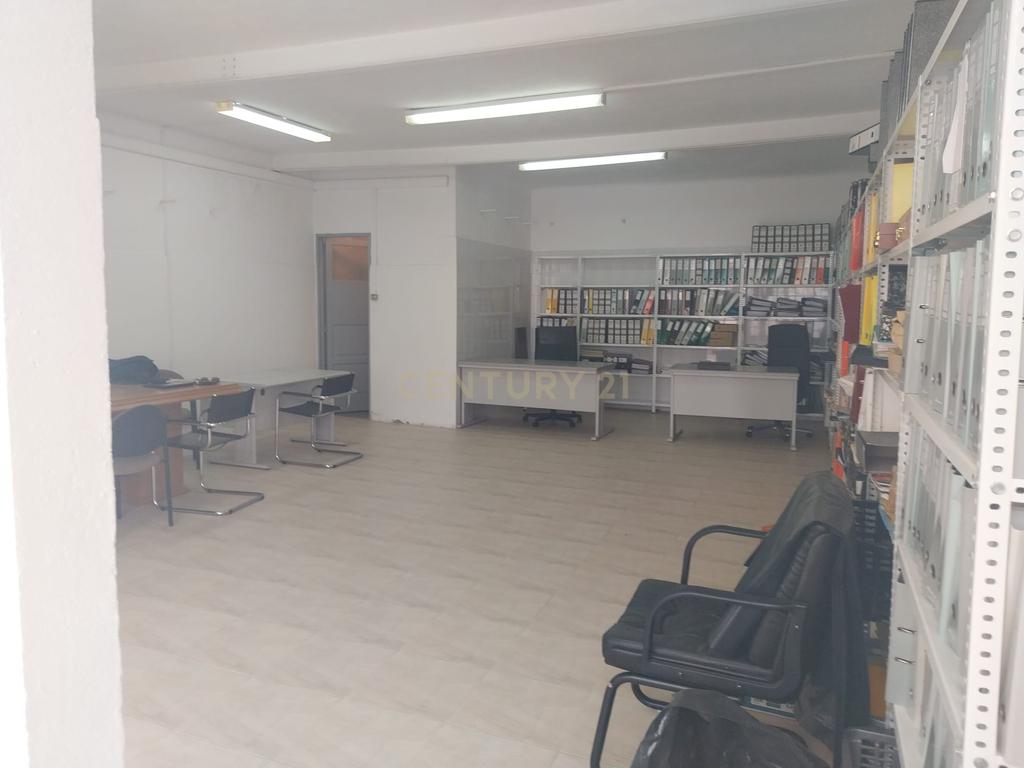 Loja R/ch inserida dum prédio de habitações de 1º e 2º andares. - Image 13
