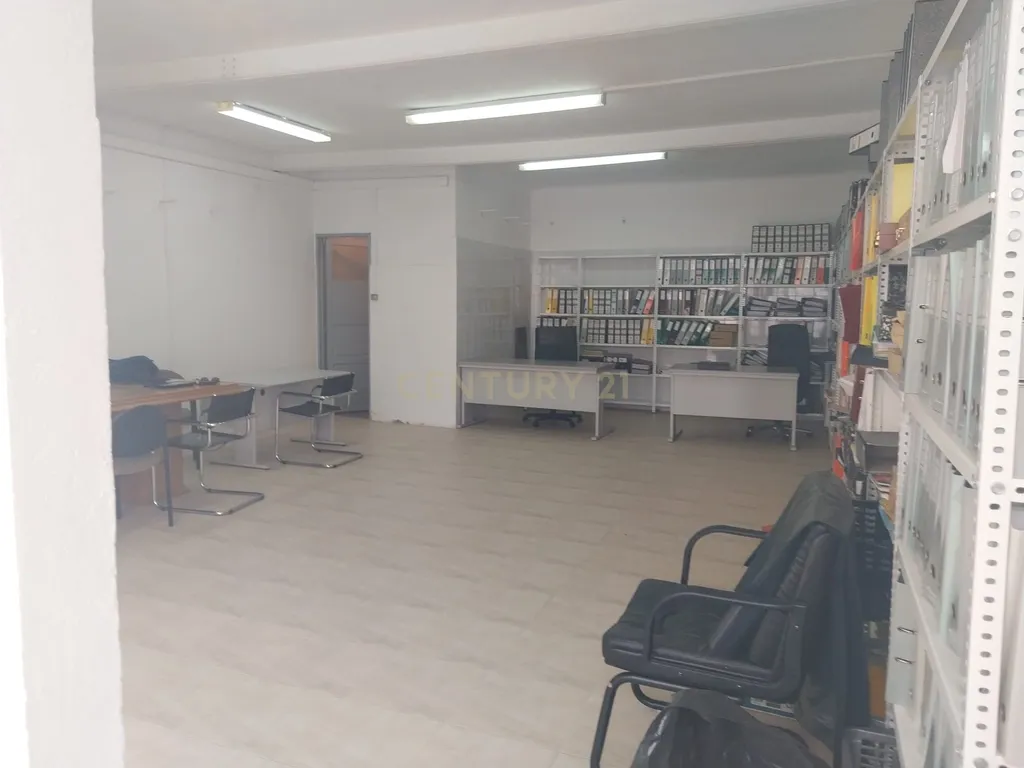 Loja R/ch inserida dum prédio de habitações de 1º e 2º andares. - Image 13