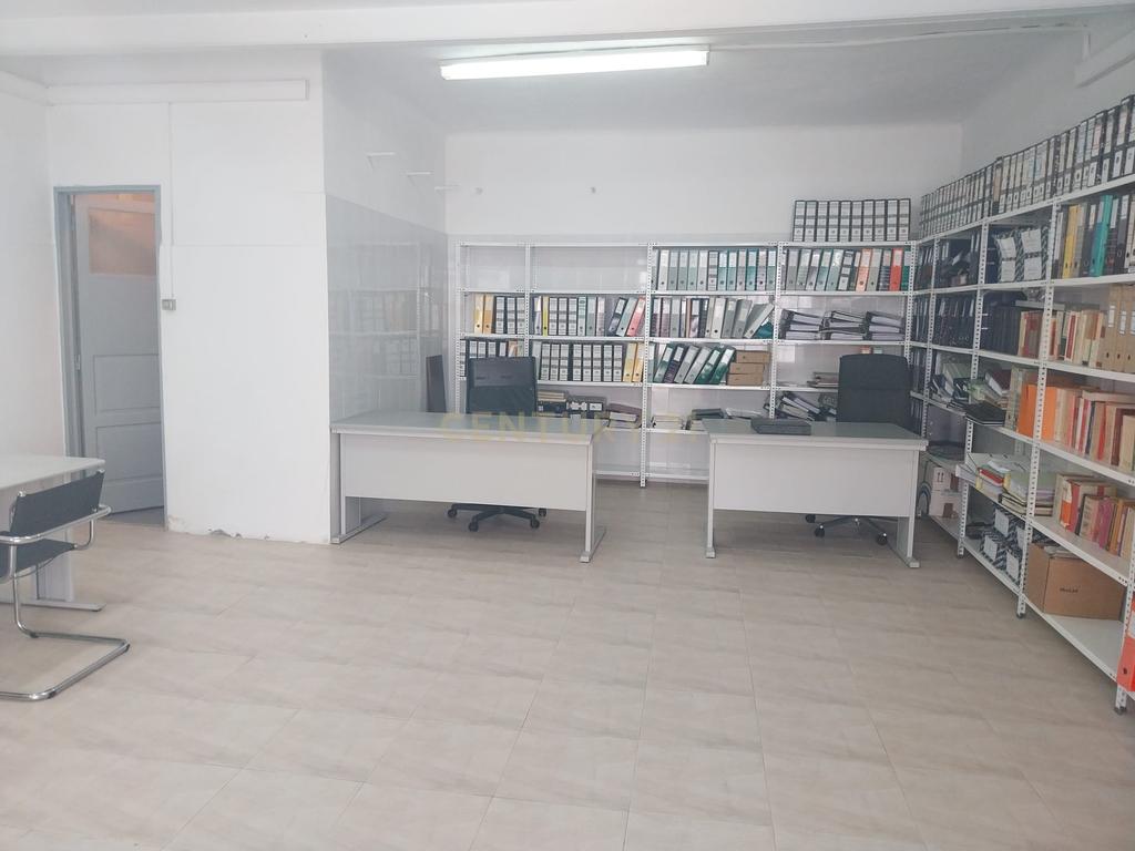 Loja R/ch inserida dum prédio de habitações de 1º e 2º andares. - Image 11