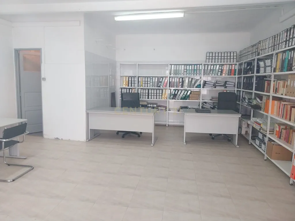Loja R/ch inserida dum prédio de habitações de 1º e 2º andares. - Image 11