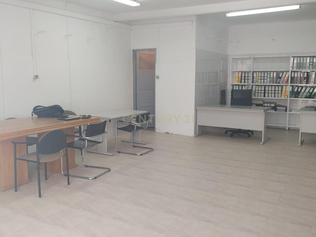 Loja R/ch inserida dum prédio de habitações de 1º e 2º andares. - Image 10