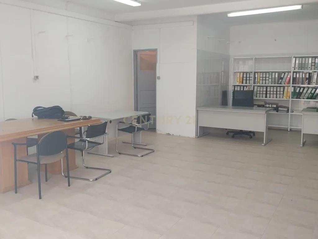 Loja R/ch inserida dum prédio de habitações de 1º e 2º andares. - Image 10
