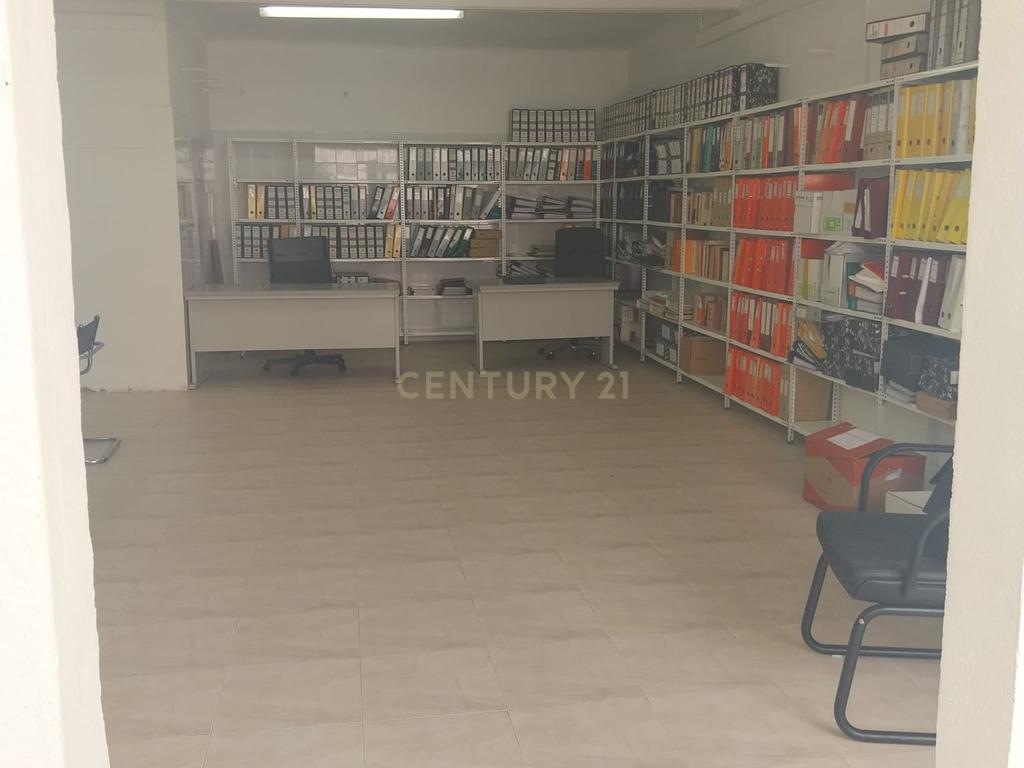 Loja R/ch inserida dum prédio de habitações de 1º e 2º andares. - Image 7