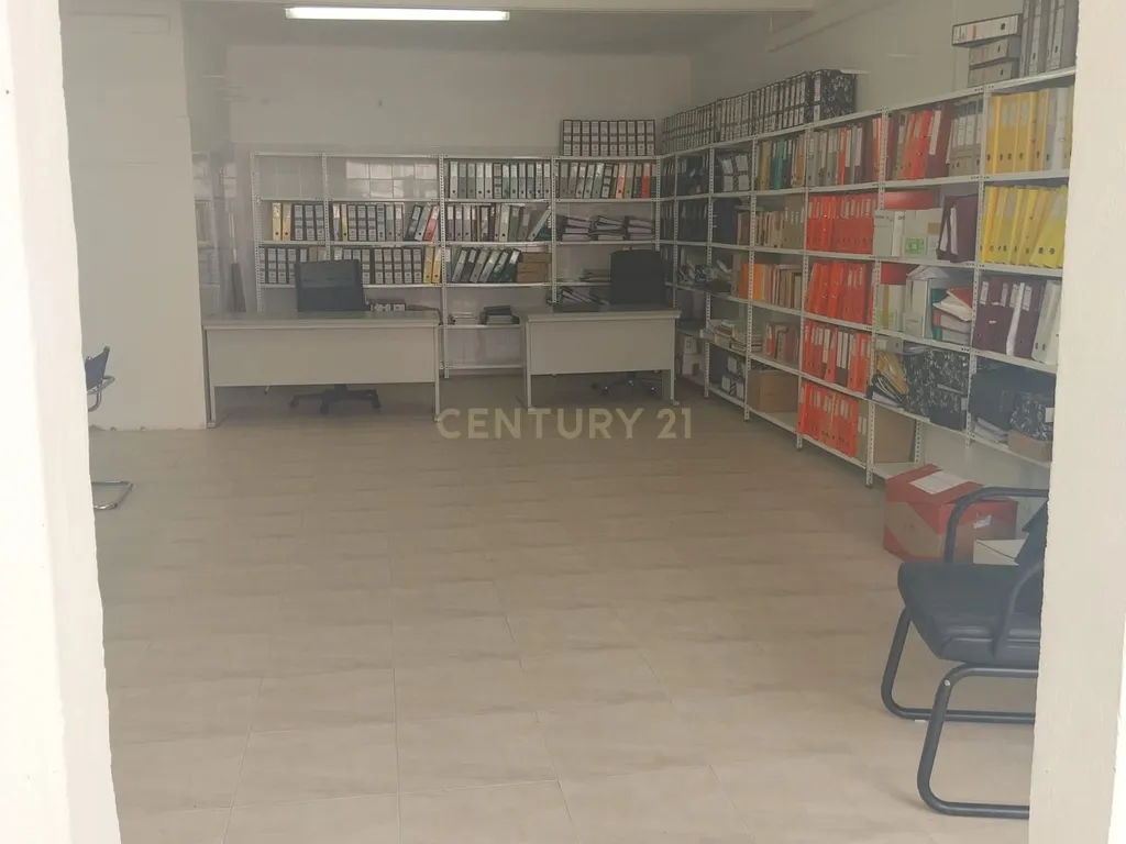 Loja R/ch inserida dum prédio de habitações de 1º e 2º andares. - Image 7