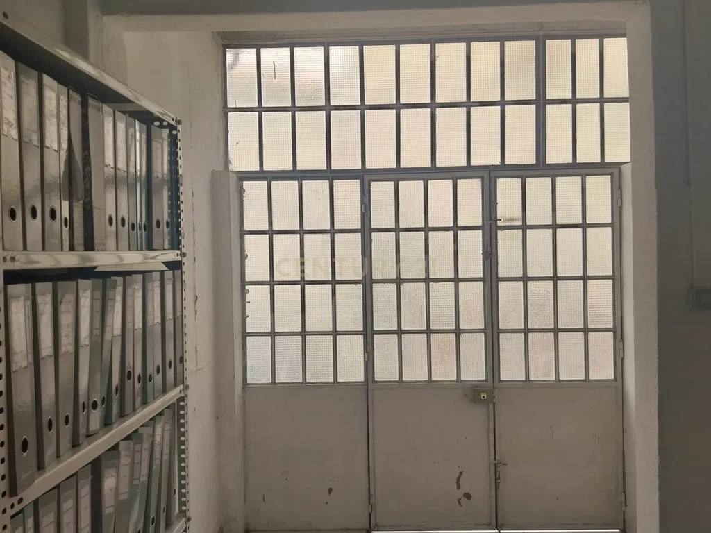 Loja R/ch inserida dum prédio de habitações de 1º e 2º andares. - Image 16