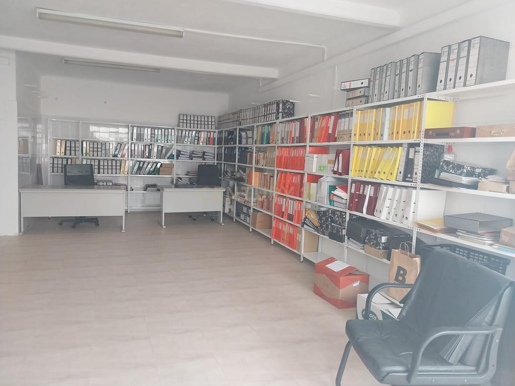 Loja R/ch inserida dum prédio de habitações de 1º e 2º andares. - Image 6