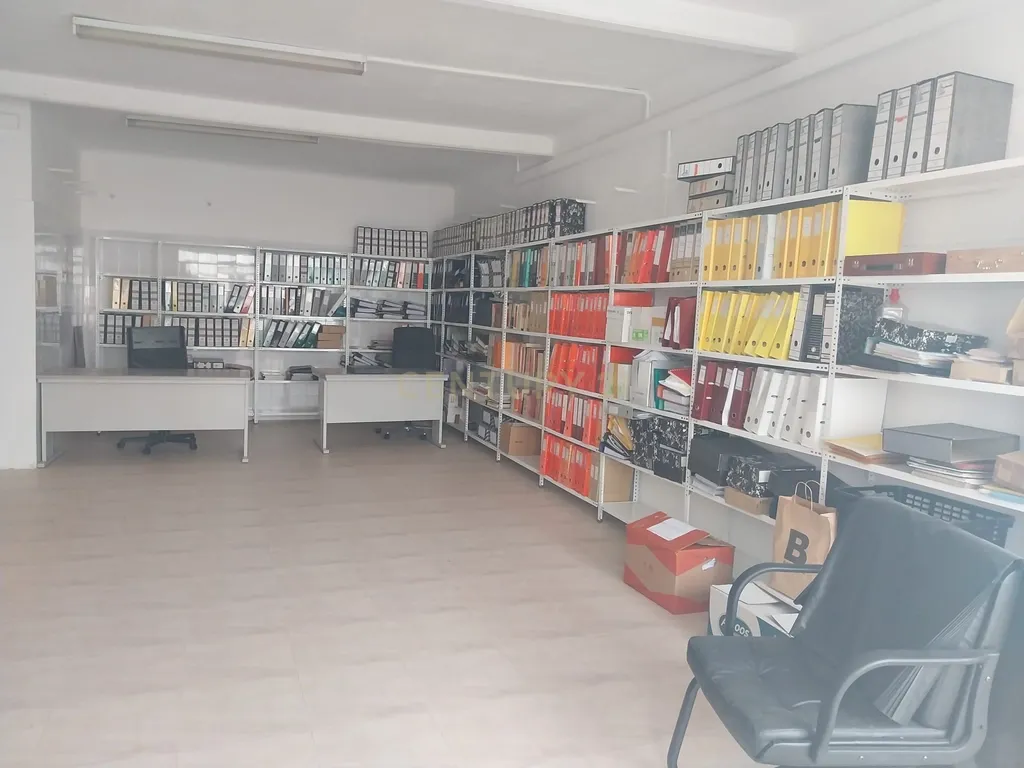Loja R/ch inserida dum prédio de habitações de 1º e 2º andares. - Image 6