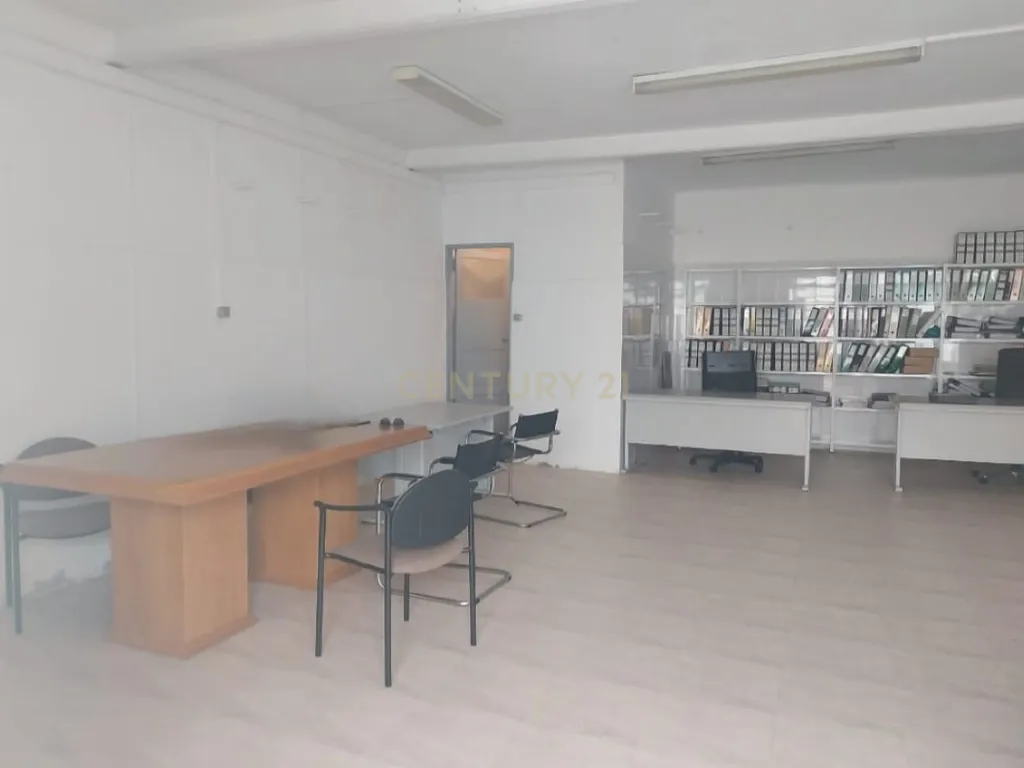 Loja R/ch inserida dum prédio de habitações de 1º e 2º andares. - Image 8