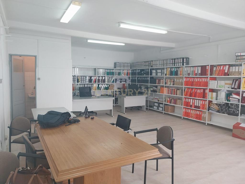 Loja R/ch inserida dum prédio de habitações de 1º e 2º andares. - Image 12