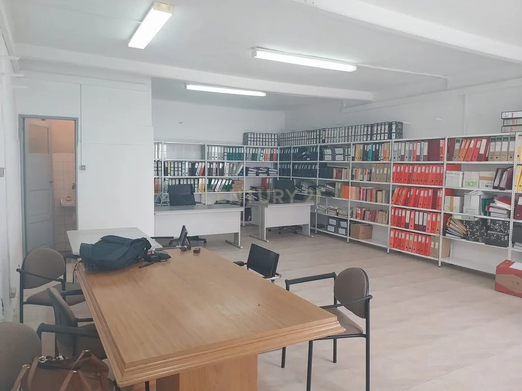 Loja R/ch inserida dum prédio de habitações de 1º e 2º andares. - Image 12