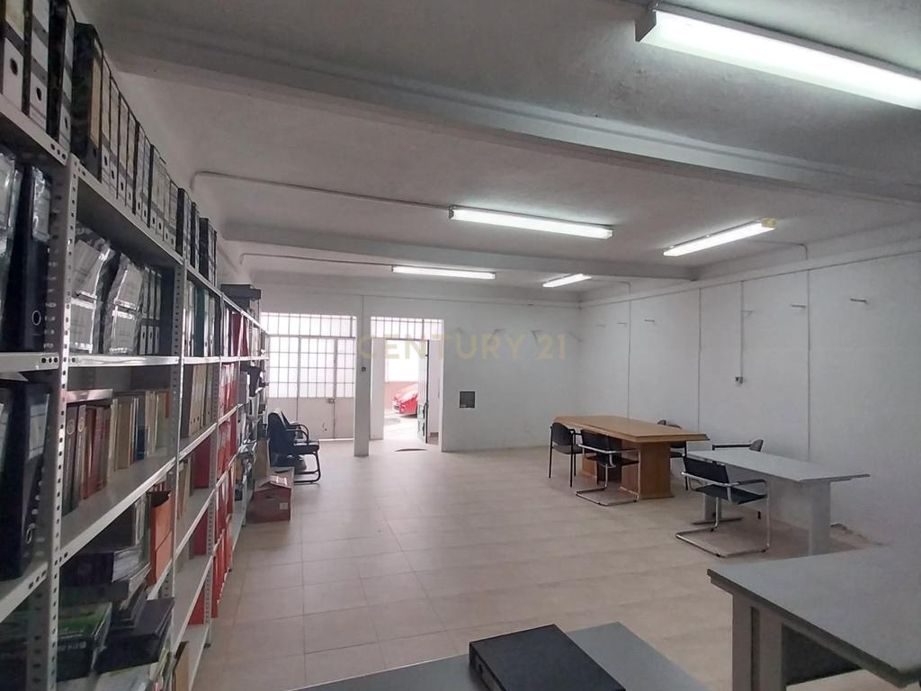 Loja R/ch inserida dum prédio de habitações de 1º e 2º andares. - Image 1
