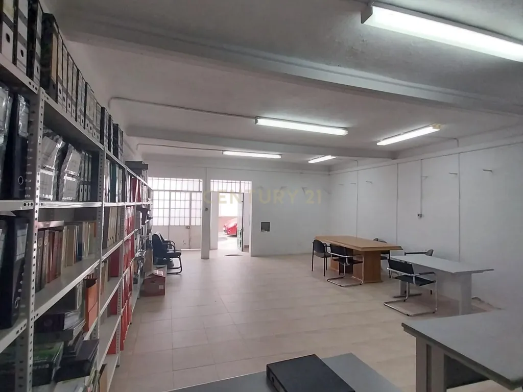 Loja R/ch inserida dum prédio de habitações de 1º e 2º andares. - Image 1