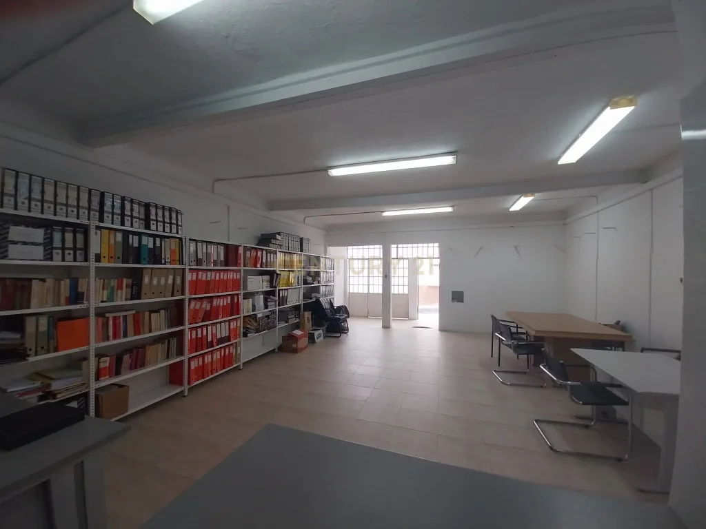 Loja R/ch inserida dum prédio de habitações de 1º e 2º andares. - Image 5