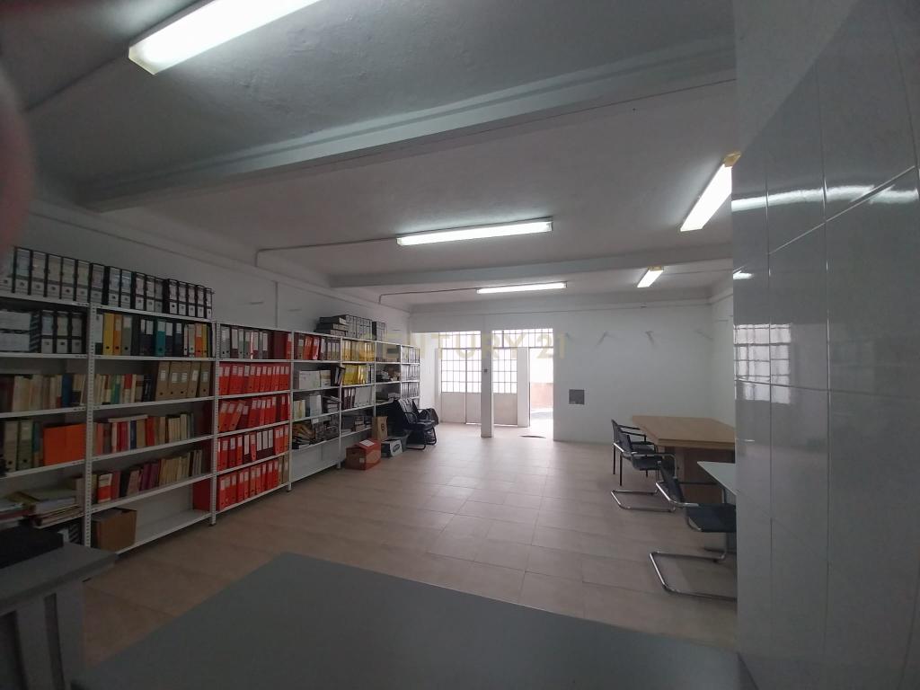 Loja R/ch inserida dum prédio de habitações de 1º e 2º andares. - Image 3