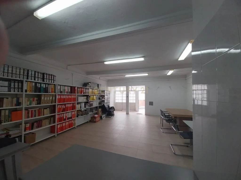 Loja R/ch inserida dum prédio de habitações de 1º e 2º andares. - Image 3