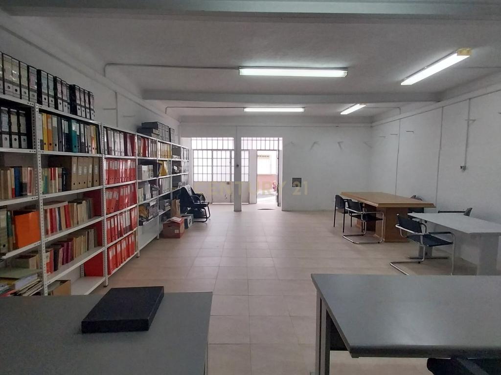 Loja R/ch inserida dum prédio de habitações de 1º e 2º andares. - Image 2