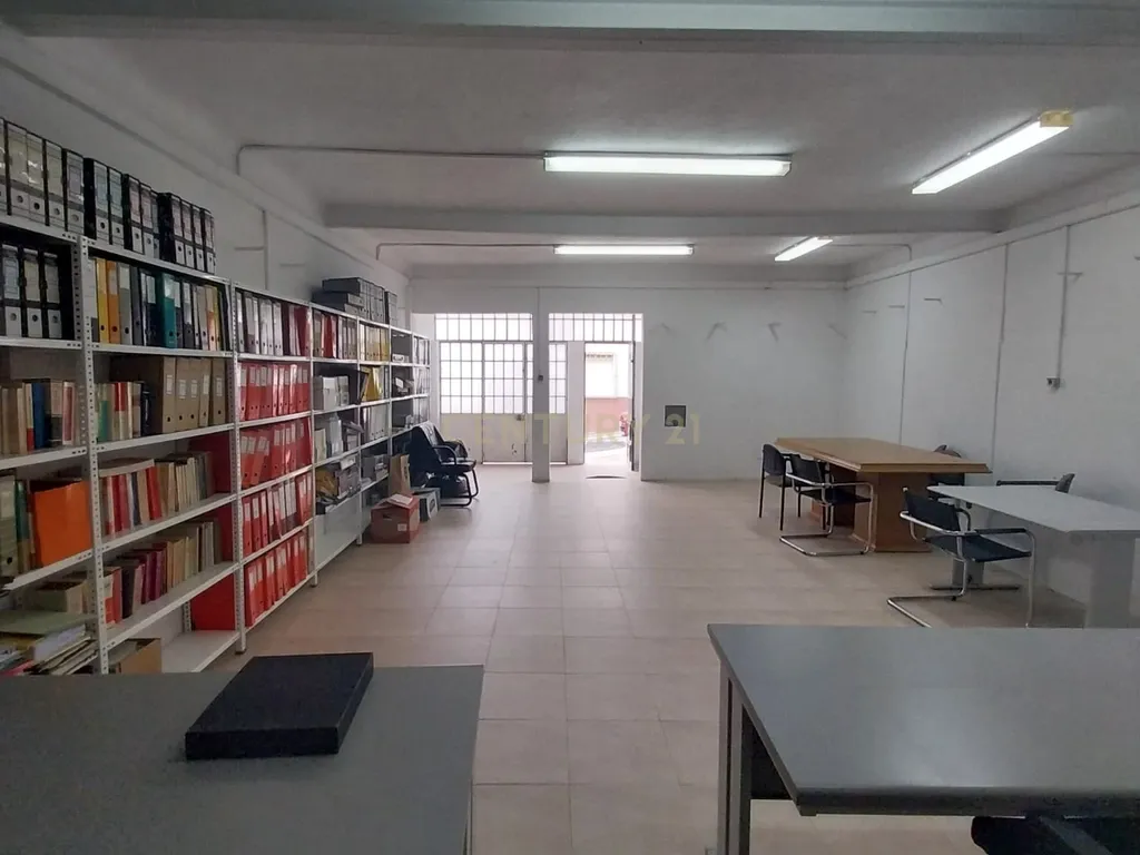 Loja R/ch inserida dum prédio de habitações de 1º e 2º andares. - Image 2