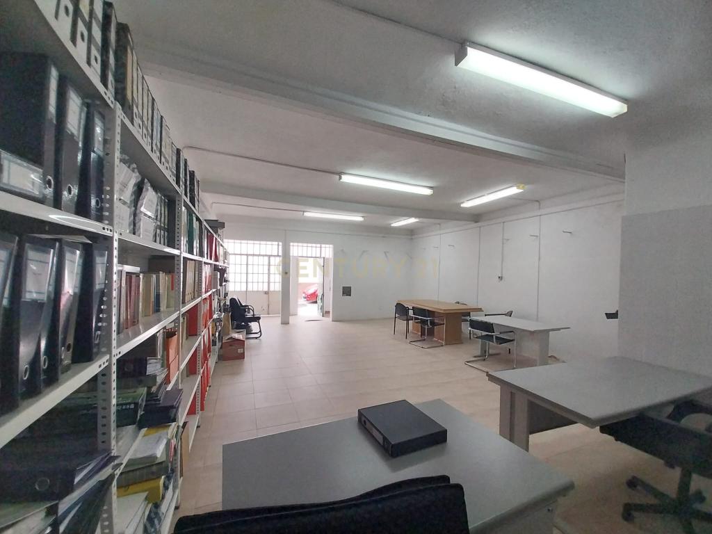 Loja R/ch inserida dum prédio de habitações de 1º e 2º andares. - Image 4
