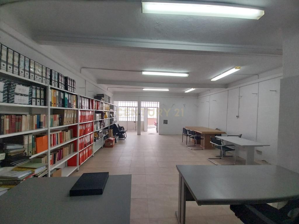 Loja R/ch inserida dum prédio de habitações de 1º e 2º andares. - Image 15