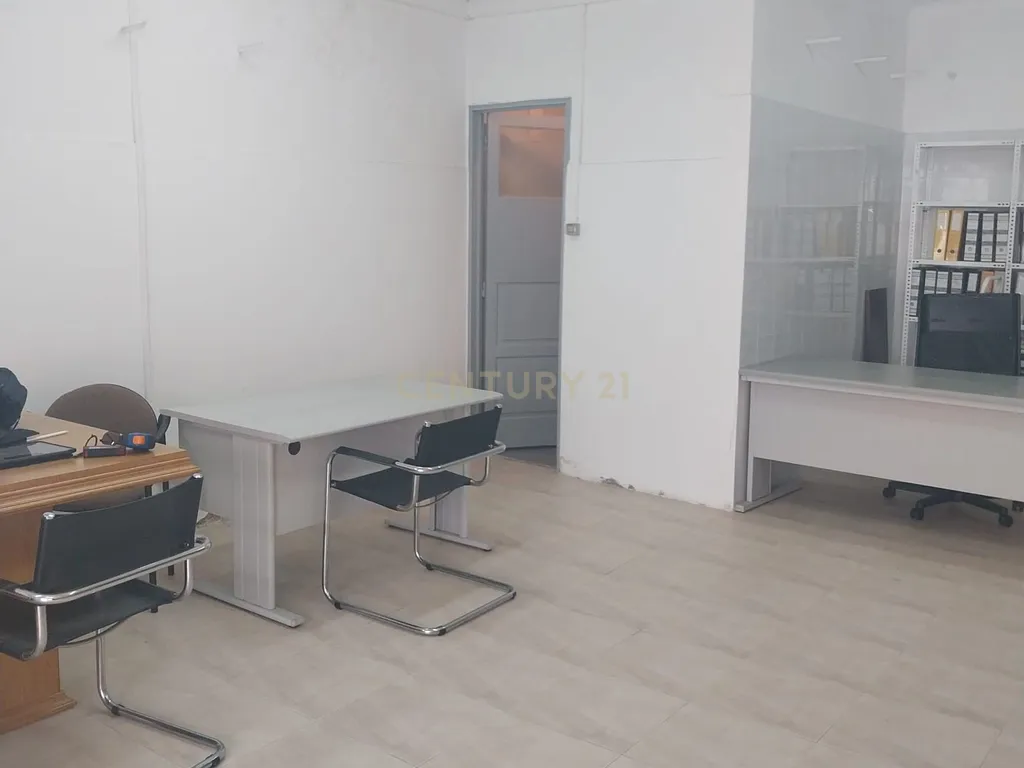 Loja R/ch inserida dum prédio de habitações de 1º e 2º andares. - Image 9