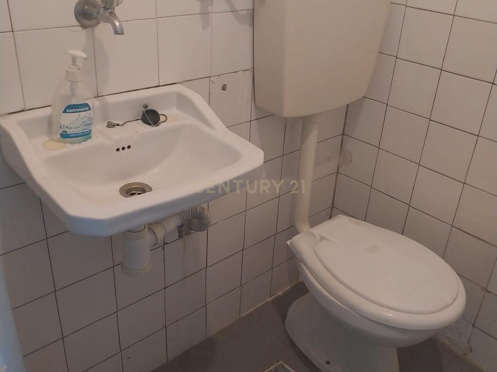 Loja R/ch inserida dum prédio de habitações de 1º e 2º andares. - Image 17