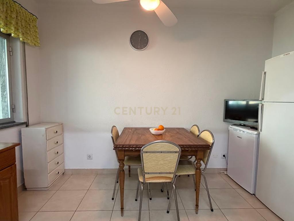 Moradia T2 + 1 no Centro de Portimão | Garagem 55 m² | Potencial + Proximidade às Praias - Image 8