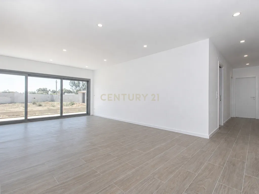 MORADIA T3 COM PISCINA E VISTA CAMPO - Image 9