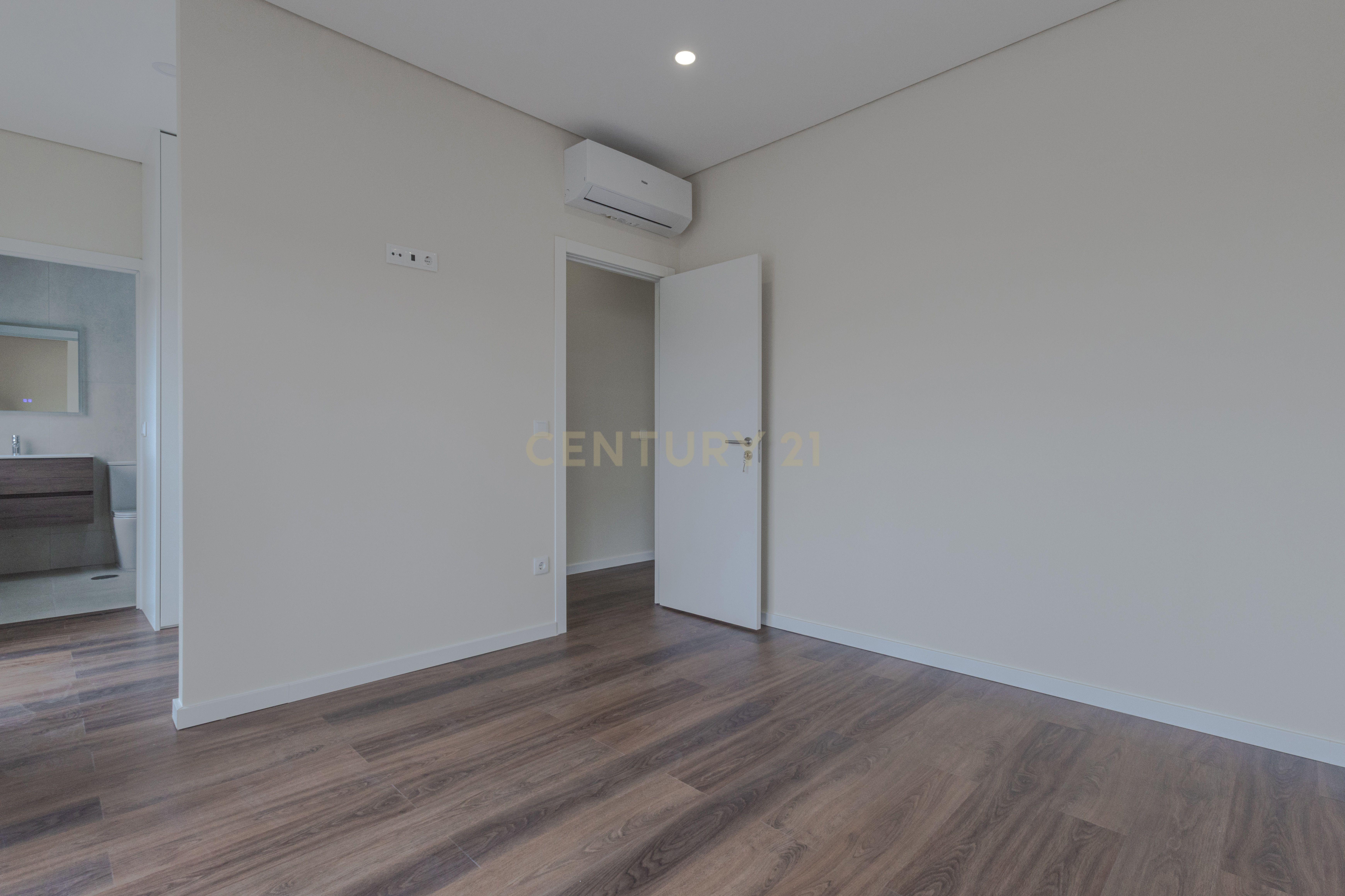 Fotografia 9 de Apartamento T2 Novo com Varanda e Lugar Duplo de Garagem