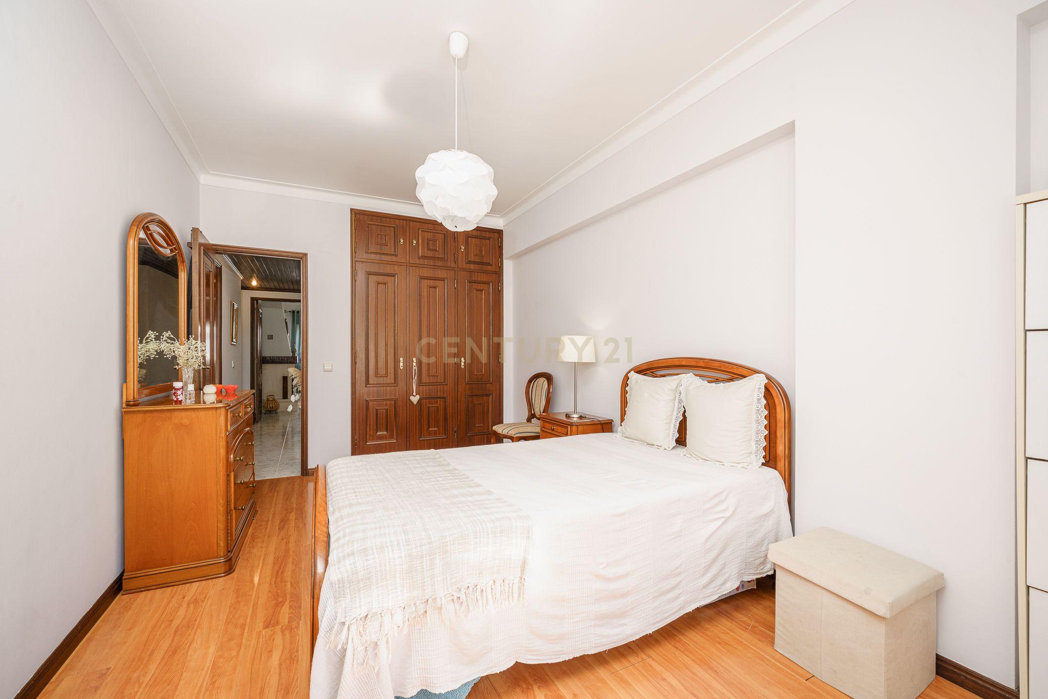 Fotografia 11 de APARTAMENTO T4  CONVERTIDO EM T3 , SEMI REMODELADO, EM SETÚBAL