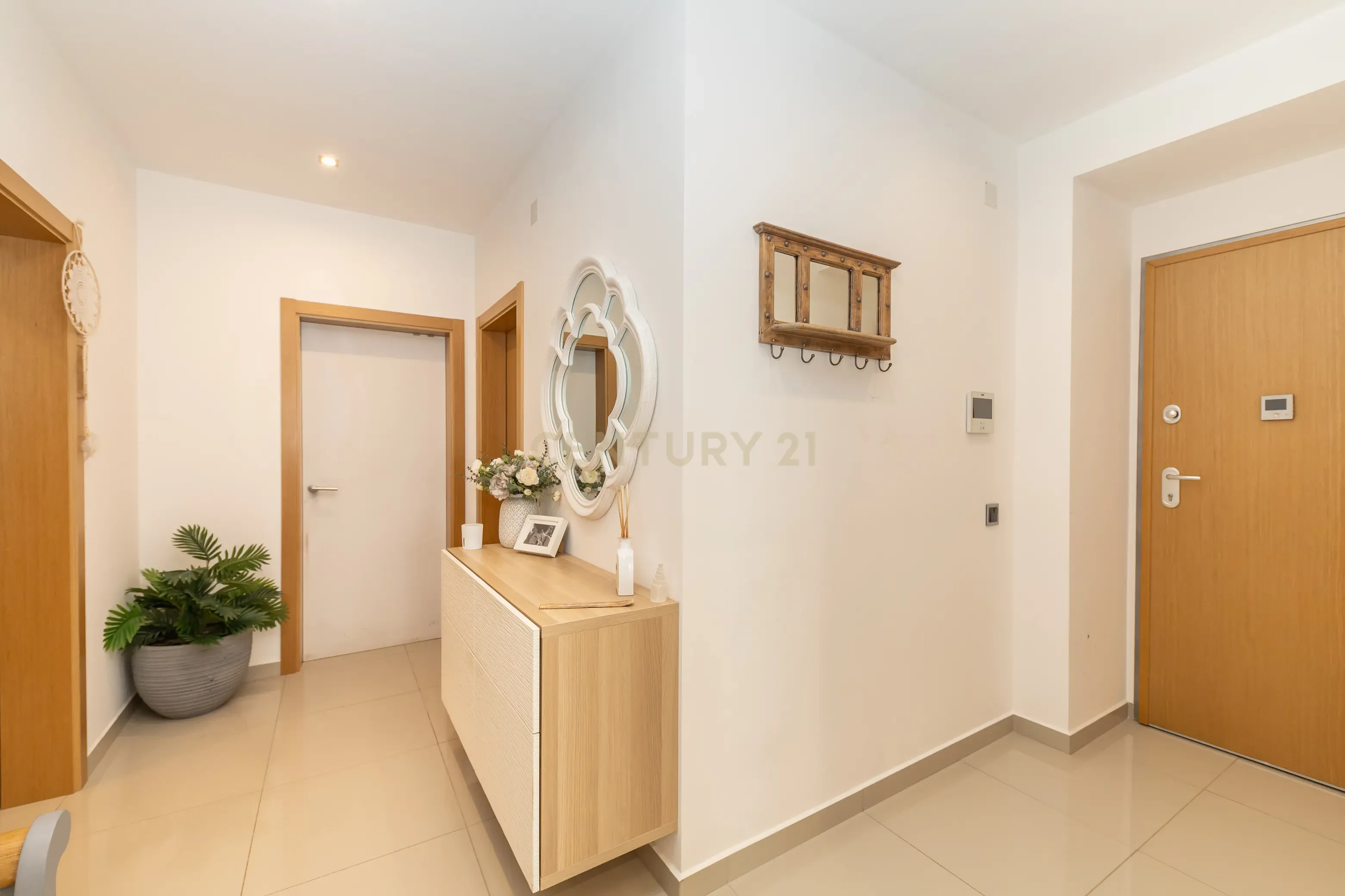 Apartamento T4 convertido em T3 - Totalmente Renovado com Materiais Premium no Centro de Setúbal - Image 4