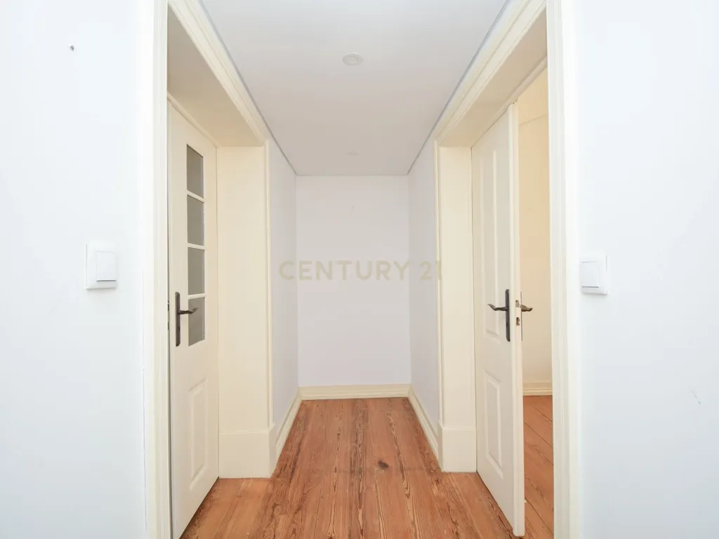 Apartamento T5 Duplex para Arrendamento em Alcântara (2.300€) - Image 10