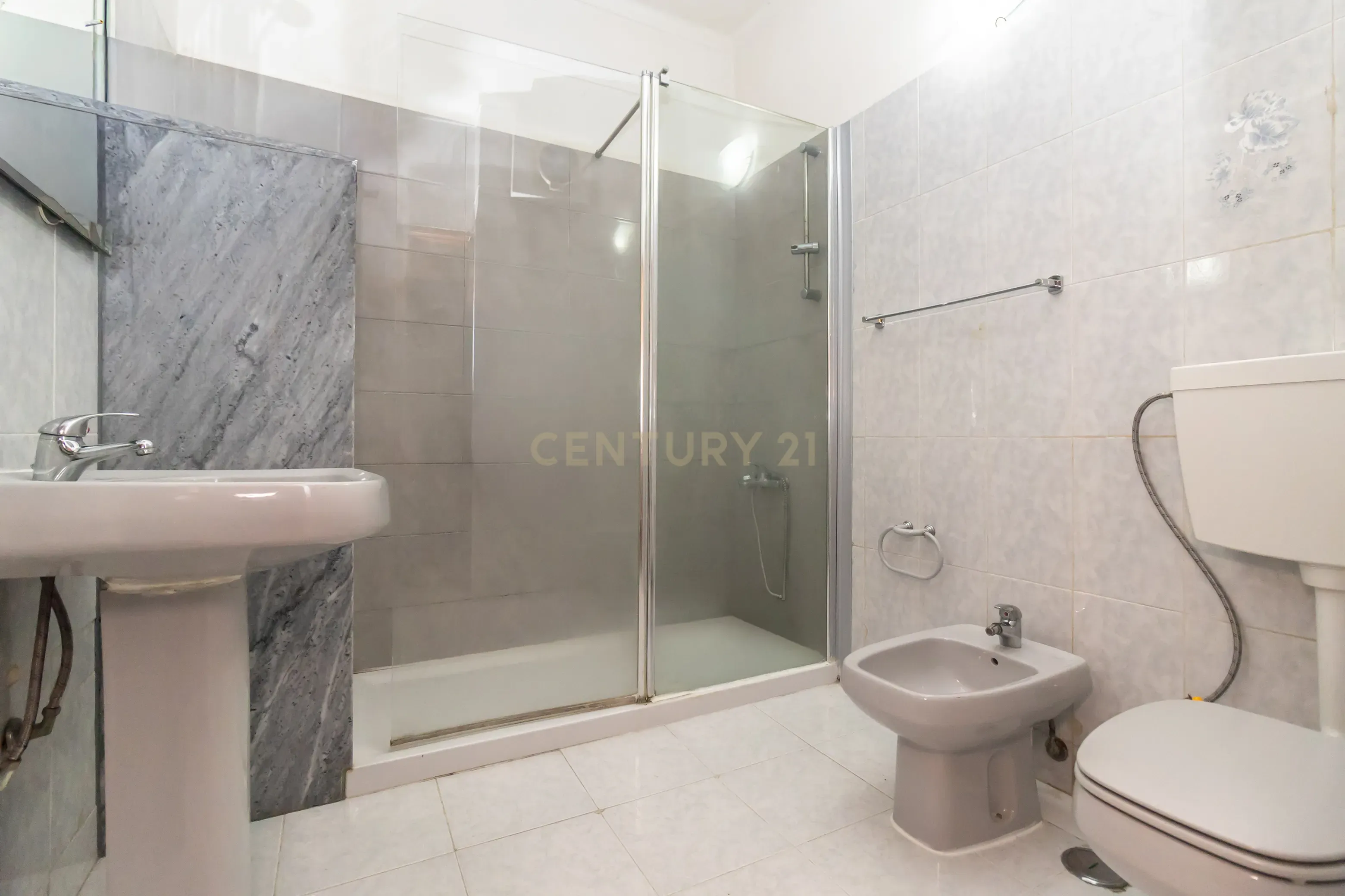 Fotografia 8 de Apartamento T3 com elevador e varanda no Laranjeiro – Almada