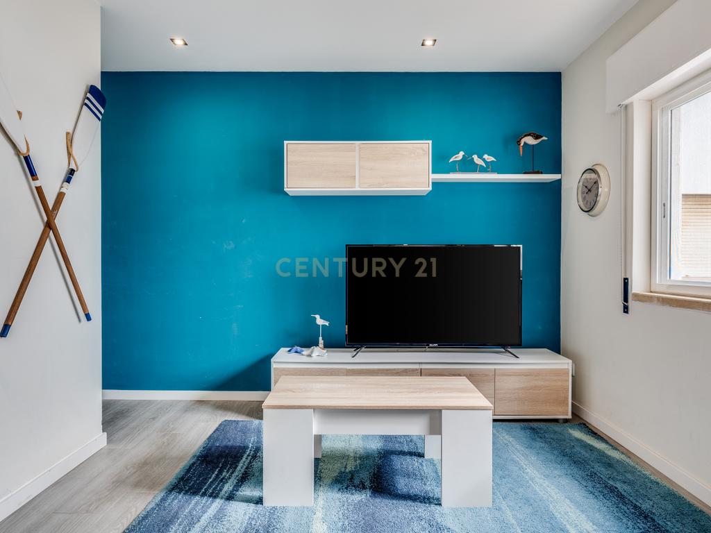 Apartamento T1 com Vista Rio Deslumbrante | AL | Terraço Comum | Estacionamento no Edifício | Como Novo - Image 7