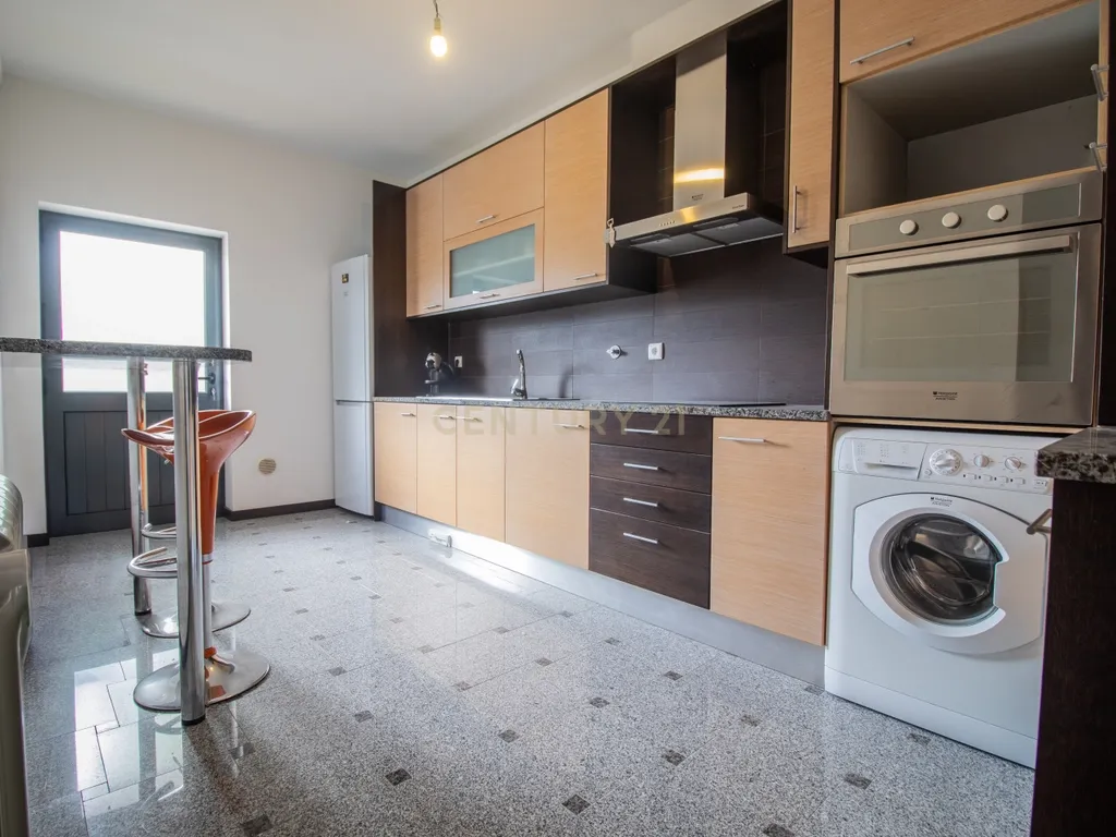 Apartamento T3 c/ 2 Varandas, Garagem Dupla e Terraço com Sala de Eventos - Image 21