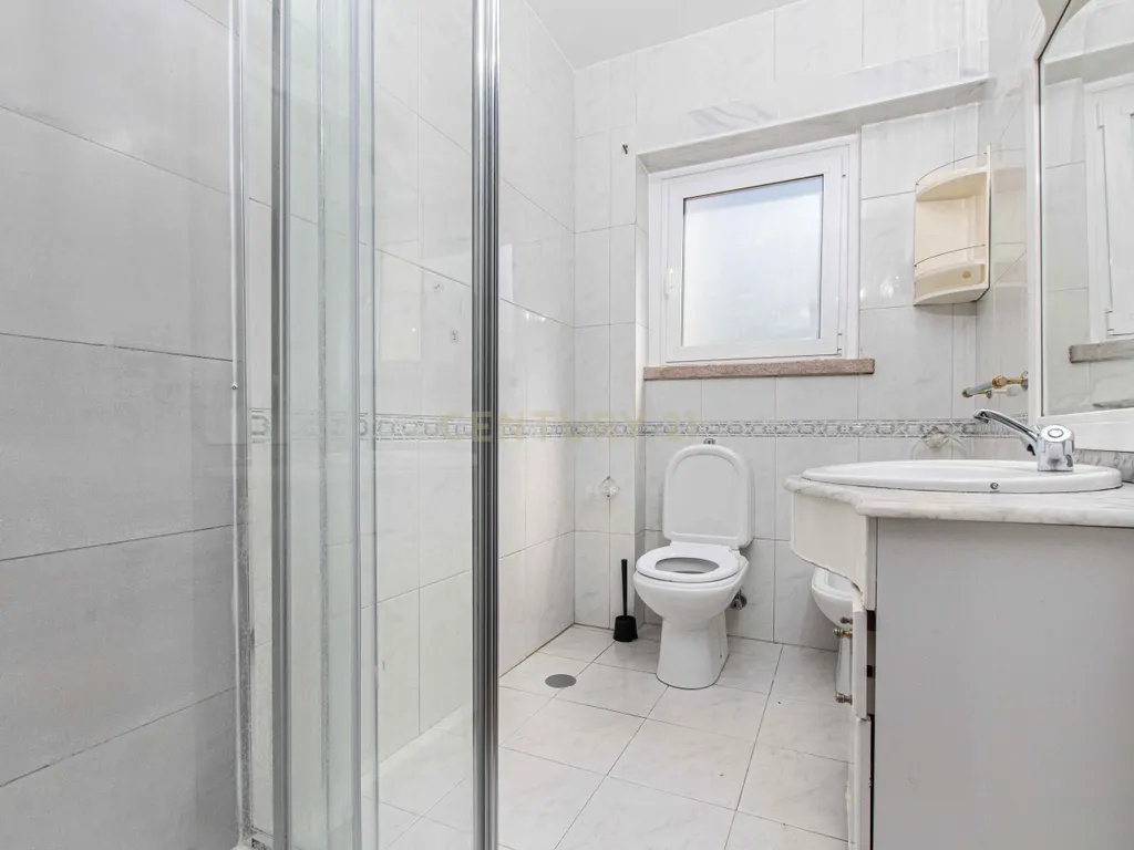 Apartamento T1 Renovado no Centro da Amadora - Image 16