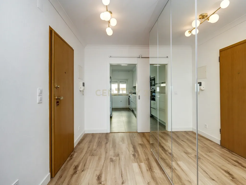 T3 RENOVADO COM VARANDAS E PARQUEAMENTO, EM ALMADA - Image 7