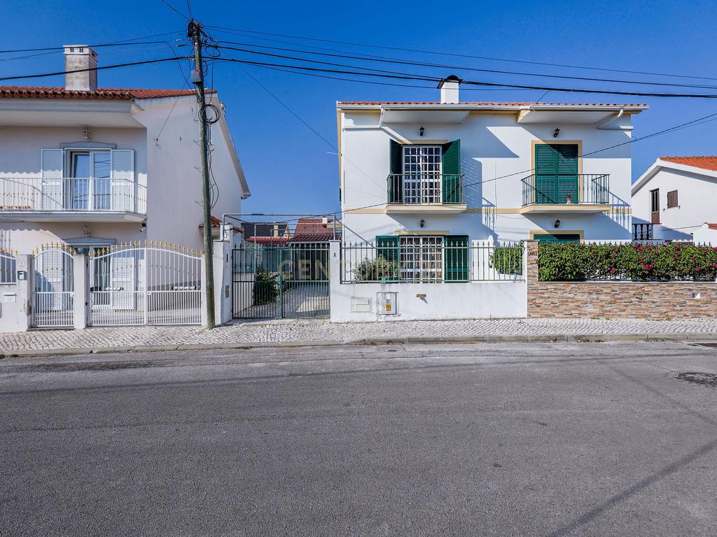 Moradia T3 com Garagem, Espaço Exterior e Sótão Aproveitável na Quinta do Conde - Image 15