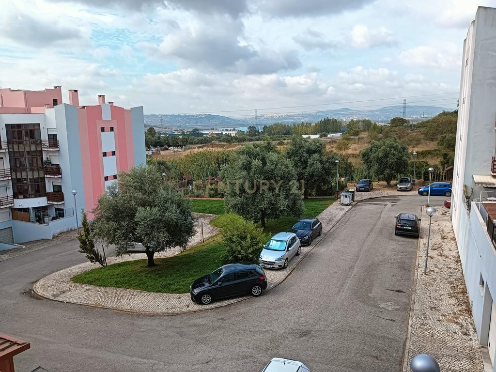 T3 com Suite/Garagem e Arrecadação - Vialonga - Image 50