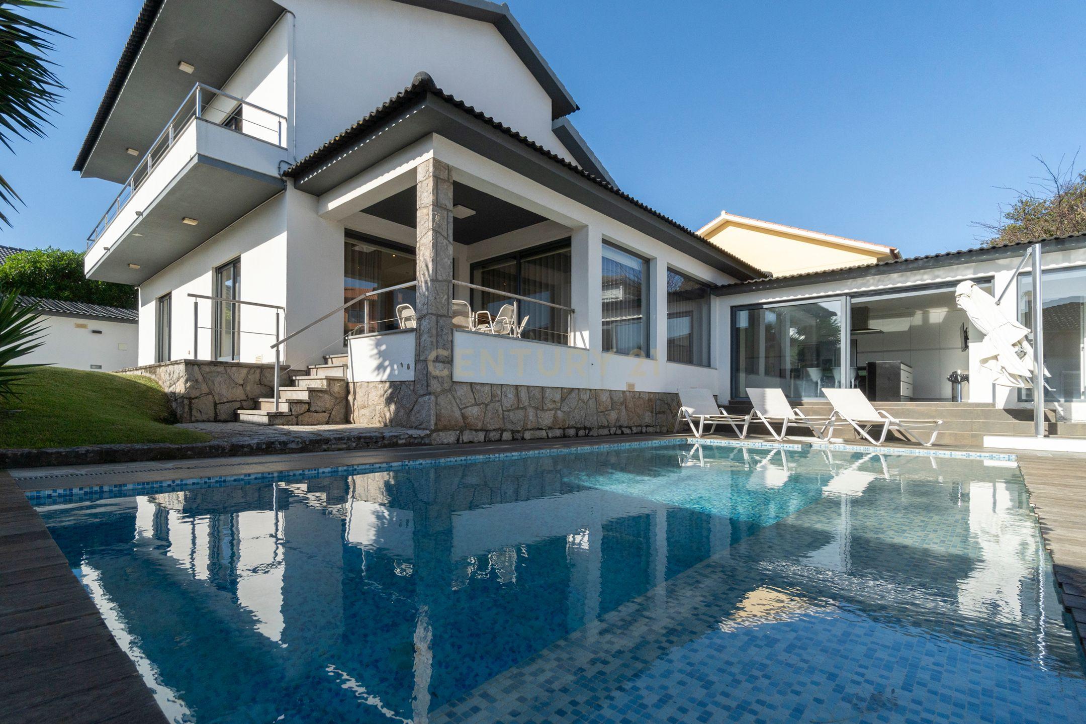 🏡 Luxo em Cada Detalhe: Moradia Exclusiva em Birre, Cascais - Image 1