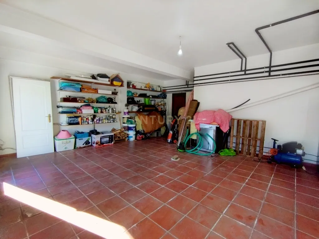 Oportunidade Única! Elegante Moradia + Apartamento T2 + Espaço + Funcionalidade = Qualidade de Vida. - Image 37