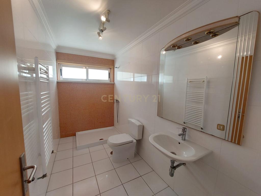 Moradia T4 de 3 Pisos com Piscina e Jardim - Image 29